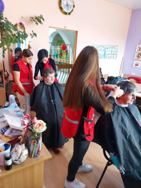 Благотворительная акция по оказанию парикмахерских услуг пожилым людям и инвалидам